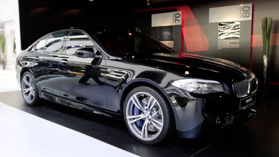 Este &eacute; o M5, um dos carros expostos pela BMW no Sal&atilde;o do Autom&oacute;vel de S&atilde;o Paulo | <a href="https://preprod.quatrorodas.abril.com.br/salao-do-automovel/2012/carros/m5-710905.shtml" rel="migration">Leia mais</a>