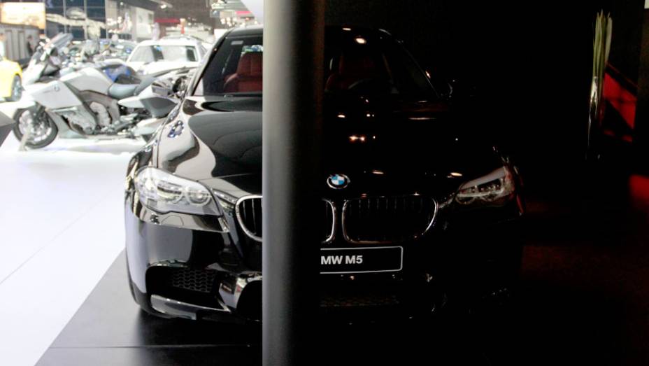 De acordo com a marca, o modelo inspira uma paixão por alto desempenho | <a href="https://preprod.quatrorodas.abril.com.br/salao-do-automovel/2012/carros/m5-710905.shtml" rel="migration">Leia mais</a>