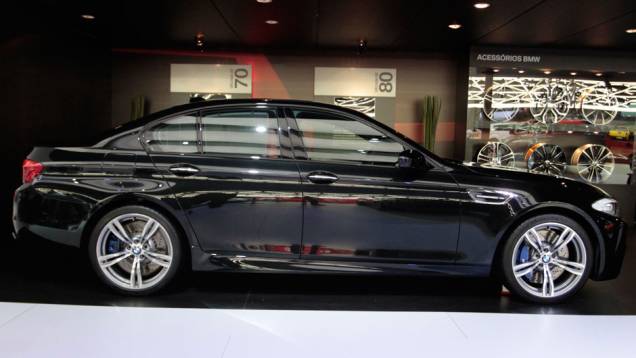 O M5 chega à quinta geração e utiliza um motor V8 de alta rotação com tecnologia M Twin Power Turbo, gerando potência máxima de 560 cavalos | <a href="https://preprod.quatrorodas.abril.com.br/salao-do-automovel/2012/carros/m5-710905.shtml" rel="migration">Leia mais</a> O M5 chega à quinta geração e utiliza um motor V8 de alta rotação com tecnologia M Twin Power Turbo, gerando potência máxima de 560 cavalos | <a href="https://preprod.quatrorodas.abril.com.br/salao-do-automovel/2012/carros/m5-710905.shtml" rel="migration">Leia mais</a>