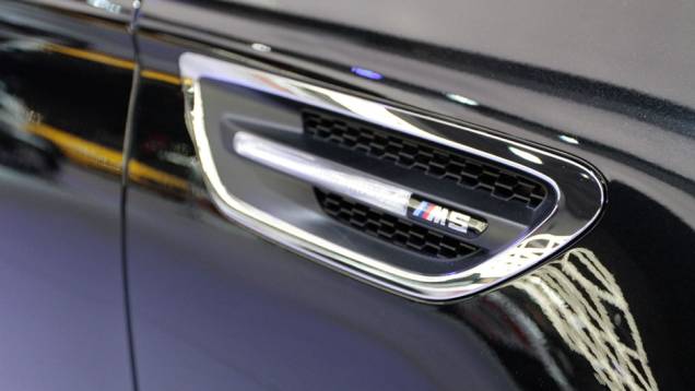 O carro vai de 0 a 100 km/h em 4,4 segundos, alcançando os 200 km/h em 13 segundos | <a href="https://preprod.quatrorodas.abril.com.br/salao-do-automovel/2012/carros/m5-710905.shtml" rel="migration">Leia mais</a> O carro vai de 0 a 100 km/h em 4,4 segundos, alcançando os 200 km/h em 13 segundos | <a href="https://preprod.quatrorodas.abril.com.br/salao-do-automovel/2012/carros/m5-710905.shtml" rel="migration">Leia mais</a>