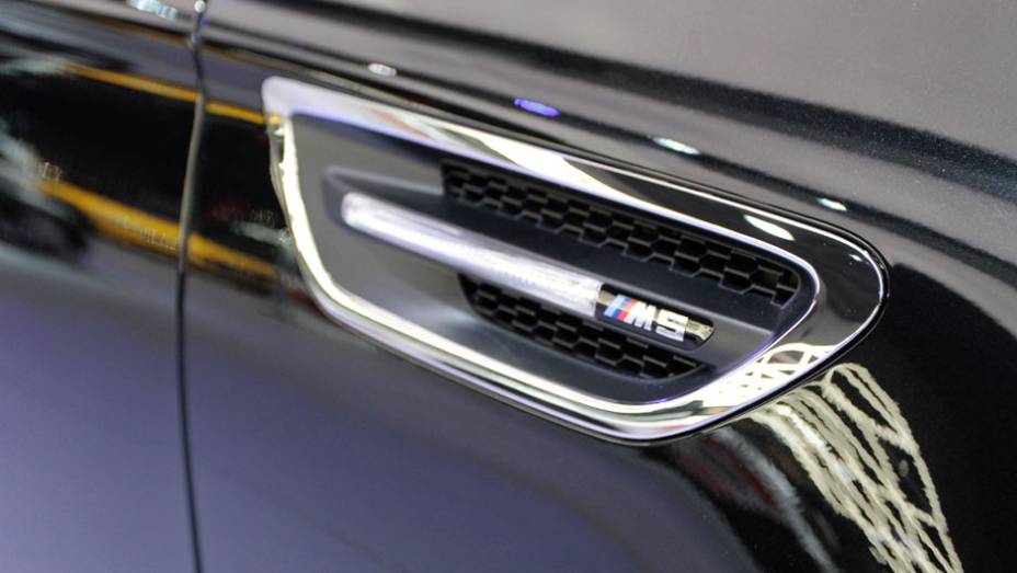 O carro vai de 0 a 100 km/h em 4,4 segundos, alcan&ccedil;ando os 200 km/h em 13 segundos | <a href="https://preprod.quatrorodas.abril.com.br/salao-do-automovel/2012/carros/m5-710905.shtml" rel="migration">Leia mais</a>