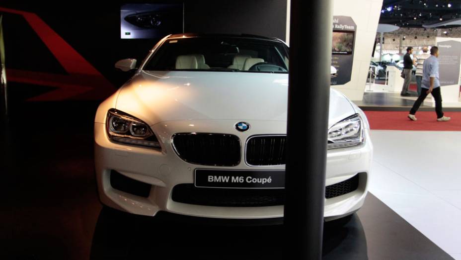O M6 vem com motor V8 com tecnologia M Twin Power Turbo e pot&ecirc;ncia m&aacute;xima de 560 cavalos, basicamente o mesmo utilizado pelo sed&atilde; M5 | <a href="https://preprod.quatrorodas.abril.com.br/salao-do-automovel/2012/carros/m6-710910.shtml" rel="migration">Leia mais</a>