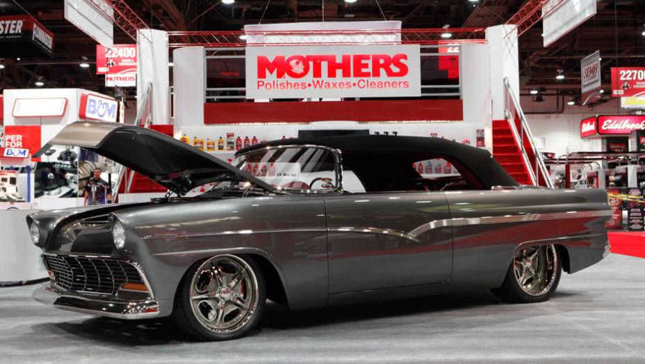 Rebaixado al&eacute;m da conta, este Chevrolet Bel Air teve suas ma&ccedil;anetas retiradas em nome de um visual mais limpo