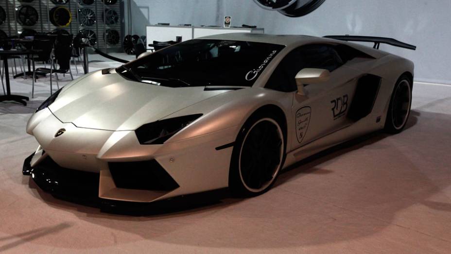 A Lamborghini Aventador ganhou rodas negras da Giovanna, uma das fabricantes mais famosas entre os adeptos da personaliza&ccedil;&atilde;o
