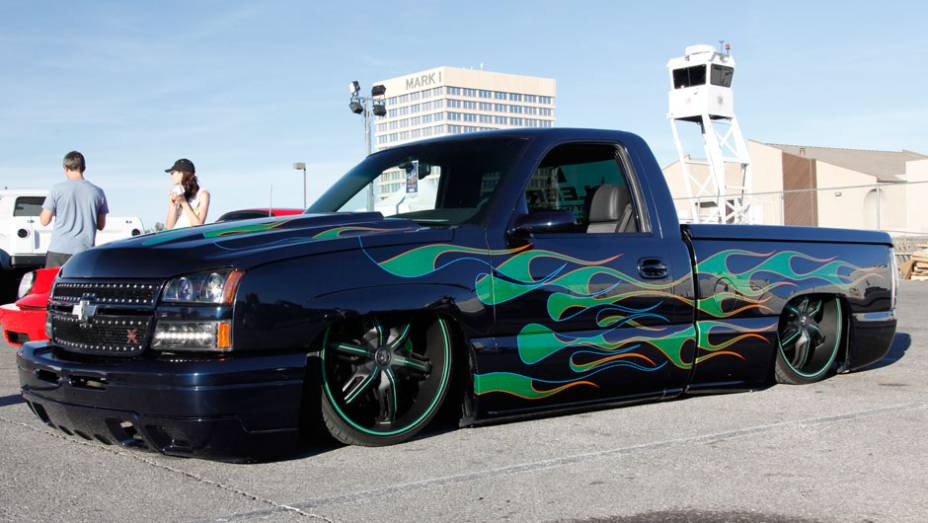 Nem uma moeda consegue ser colocada debaixo desta Chevrolet Silverado. Tomara que n&atilde;o existam lombadas pelo caminho...