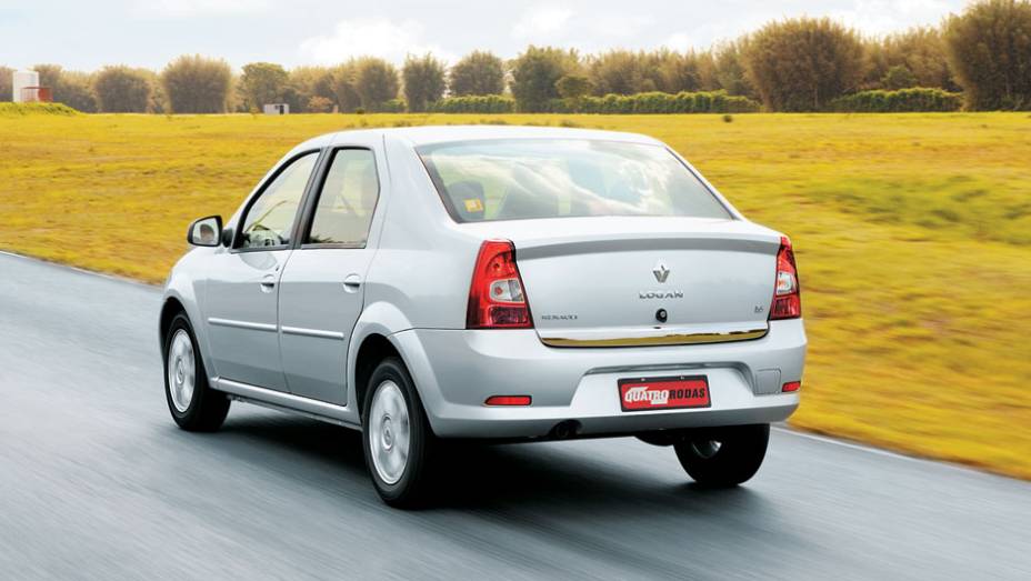 Renault Logan 1.0 16V (todos) - Nota A: 8/12,1 km/l na cidade; 8,8/13 km/l na estrada (etanol/gasolina) <a href="https://preprod.quatrorodas.abril.com.br/noticias/mercado/inmetro-divulga-nova-lista-veiculos-mais-economicos-716785.shtml" rel="migration">Leia mais</a>