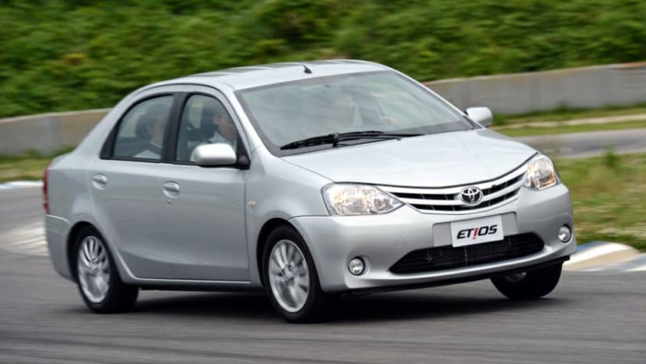 Toyota Etios sedã 1.5 (todos) - Nota A: 8,4/11,9 km/l na cidade; 9,3/14 km/l na estrada (etanol/gasolina) <a href="https://preprod.quatrorodas.abril.com.br/noticias/mercado/inmetro-divulga-nova-lista-veiculos-mais-economicos-716785.shtml" rel="migration">Leia mais</a>