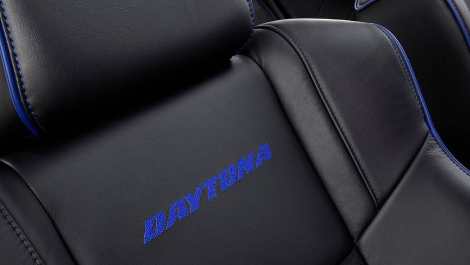 O revestimento é em couro Nappa | <a href="https://preprod.quatrorodas.abril.com.br/saloes/los-angeles/2012/dodge-charger-daytona-724025.shtml" rel="migration">Leia mais</a> O revestimento é em couro Nappa | <a href="https://preprod.quatrorodas.abril.com.br/saloes/los-angeles/2012/dodge-charger-daytona-724025.shtml" rel="migration">Leia mais</a>