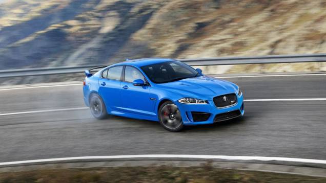 Na pista, faz o teste de 0 a 96 km/h em 4,4 segundos e alcança a velocidade máxima de 300 km/h | <a href="https://preprod.quatrorodas.abril.com.br/saloes/los-angeles/2012/jaguar-xfr-s-724591.shtml" rel="migration">Leia mais</a> Na pista, faz o teste de 0 a 96 km/h em 4,4 segundos e alcança a velocidade máxima de 300 km/h | <a href="https://preprod.quatrorodas.abril.com.br/saloes/los-angeles/2012/jaguar-xfr-s-724591.shtml" rel="migration">Leia mais</a>