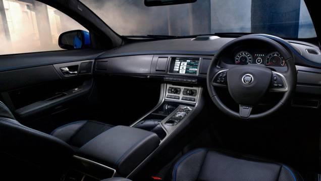A Jaguar também aposta na boa dirigibilidade do XFR-S e, para isso, revisou as suspensões utilizadas no XFR | <a href="https://preprod.quatrorodas.abril.com.br/saloes/los-angeles/2012/jaguar-xfr-s-724591.shtml" rel="migration">Leia mais</a> A Jaguar também aposta na boa dirigibilidade do XFR-S e, para isso, revisou as suspensões utilizadas no XFR | <a href="https://preprod.quatrorodas.abril.com.br/saloes/los-angeles/2012/jaguar-xfr-s-724591.shtml" rel="migration">Leia mais</a>