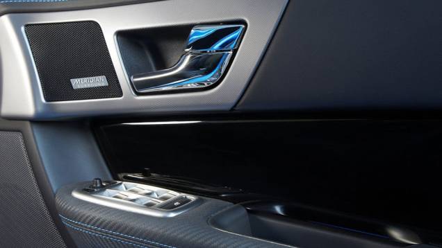 Também emprega um sistema de controle de estabilidade dinâmico no modelo| <a href="https://preprod.quatrorodas.abril.com.br/saloes/los-angeles/2012/jaguar-xfr-s-724591.shtml" rel="migration">Leia mais</a> Também emprega um sistema de controle de estabilidade dinâmico no modelo| <a href="https://preprod.quatrorodas.abril.com.br/saloes/los-angeles/2012/jaguar-xfr-s-724591.shtml" rel="migration">Leia mais</a>