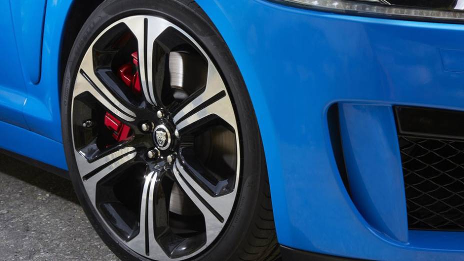 Quanto aos freios, são utilizados discos ventilados nas quatro rodas | <a href="https://preprod.quatrorodas.abril.com.br/saloes/los-angeles/2012/jaguar-xfr-s-724591.shtml" rel="migration">Leia mais</a>