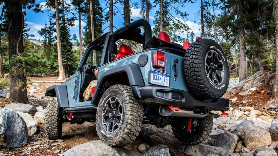 De série, é oferecida transmissão manual de seis velocidades | <a href="https://preprod.quatrorodas.abril.com.br/saloes/los-angeles/2012/jeep-wrangler-rubicon-10th-anniversary-724533.shtml" rel="migration">Leia mais</a>