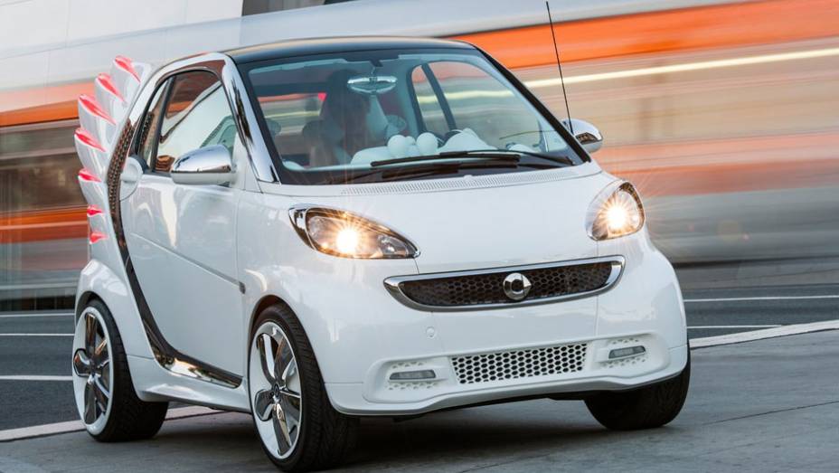 A marca lan&ccedil;a o ForJeremy concept, um modelo el&eacute;trico baseado no fortwo, mas com uma not&aacute;vel diferen&ccedil;a: asas | <a href="%20https://preprod.quatrorodas.abril.com.br/saloes/los-angeles/2012/smart-forjeremy-concept-724531.shtml" rel="migration">Leia mais</a>