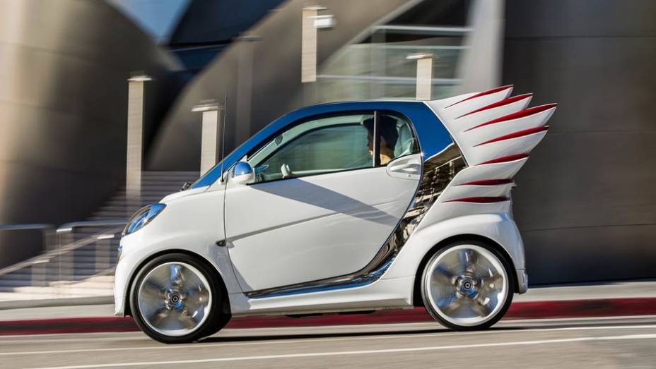 Na traseira, o destaque do carro: em ambos os lados, asas brancas, com detalhes em vermelho | <a href="%20https://preprod.quatrorodas.abril.com.br/saloes/los-angeles/2012/smart-forjeremy-concept-724531.shtml" rel="migration">Leia mais</a>