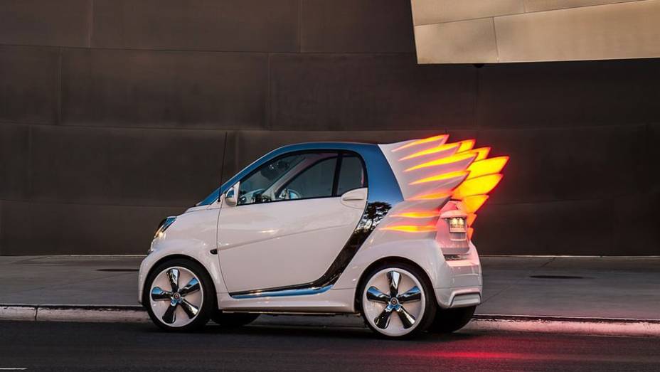 Debaixo do cap&ocirc;, o ForJeremy tem motor el&eacute;trico de 74 cavalos de pot&ecirc;ncia | <a href="https://preprod.quatrorodas.abril.com.br/saloes/los-angeles/2012/smart-forjeremy-concept-724531.shtml" rel="migration">Leia mais</a>