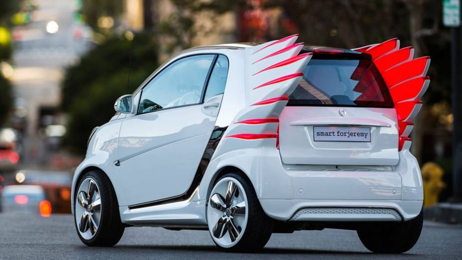 Ele é movido por uma bateria de íon-lítio de 17,6 kWh | <a href="https://preprod.quatrorodas.abril.com.br/saloes/los-angeles/2012/smart-forjeremy-concept-724531.shtml" rel="migration">Leia mais</a>