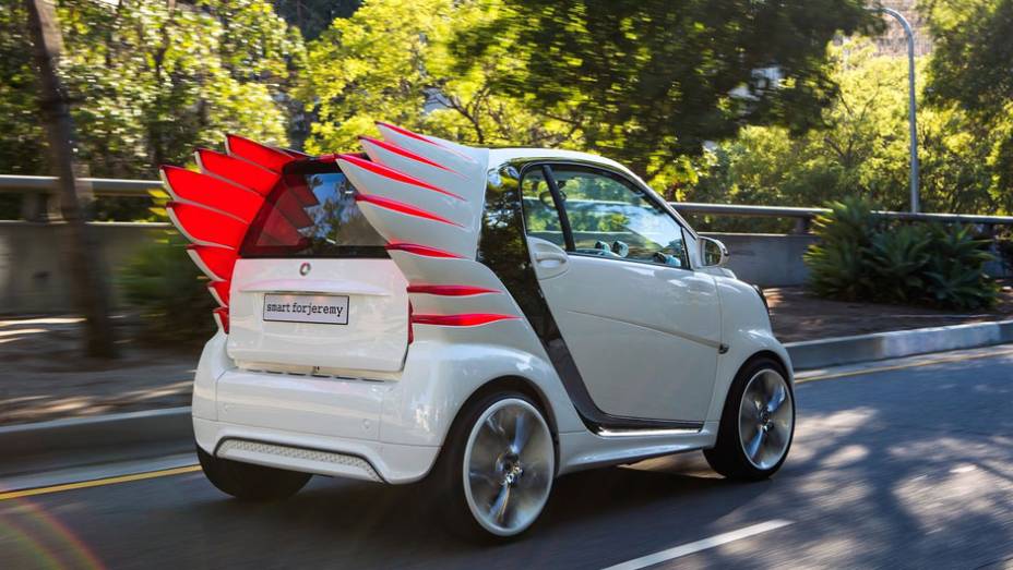 O modelo vai de 0 a 96 km/h em 4,8 segundos, alcançando a velocidade máxima de 125 km/h e autonomia de 145 km | <a href="%20https://preprod.quatrorodas.abril.com.br/saloes/los-angeles/2012/smart-forjeremy-concept-724531.shtml" rel="migration">Leia mais</a>