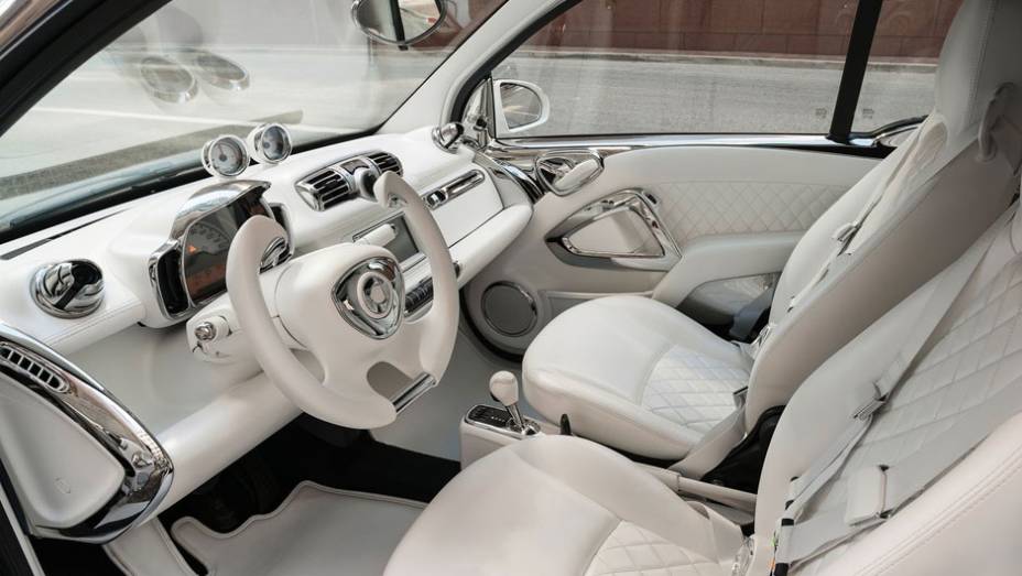 No interior, o ve&iacute;culo tem revestimento na cor branca e um volante que lembra um manche de avi&atilde;o | <a href="%20https://preprod.quatrorodas.abril.com.br/saloes/los-angeles/2012/smart-forjeremy-concept-724531.shtml" rel="migration">Leia mais</a>