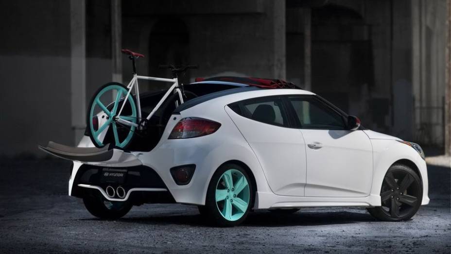 Apresentado como carro-conceito, o C3 Roll Top conta com um teto feito à base de lona de caminhão reutilizada | <a href="https://preprod.quatrorodas.abril.com.br/saloes/los-angeles/2012/hyundai-veloster-c3-roll-top-concept-724675.shtml" rel="migration">Leia mais</a>