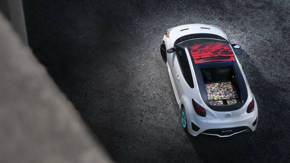 Sob o capô, é utilizado um motor 1.6 turbo, que entrega 201 cavalos de potência | <a href="https://preprod.quatrorodas.abril.com.br/saloes/los-angeles/2012/hyundai-veloster-c3-roll-top-concept-724675.shtml" rel="migration">Leia mais</a>