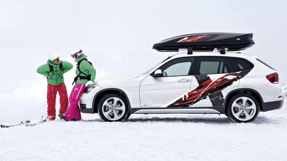 O modelo está sendo mostrado pela marca durante o Salão de Los Angeles | <a href="https://preprod.quatrorodas.abril.com.br/saloes/los-angeles/2012/bmw-k2-powder-ride-concept-724706.shtml" rel="migration">Leia mais</a>