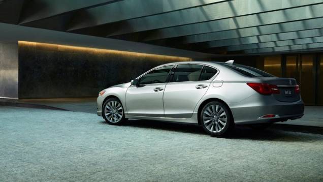O modelo de luxo, apesar de ser considerado um sedã médio, conta com funcionalidades presentes em carros de maiores dimensões | <a href="%20https://preprod.quatrorodas.abril.com.br/saloes/los-angeles/2012/acura-rlx-2014-724795.shtml" rel="migration">Leia mais</a> O modelo de luxo, apesar de ser considerado um sedã médio, conta com funcionalidades presentes em carros de maiores dimensões | <a href="%20https://preprod.quatrorodas.abril.com.br/saloes/los-angeles/2012/acura-rlx-2014-724795.shtml" rel="migration">Leia mais</a>