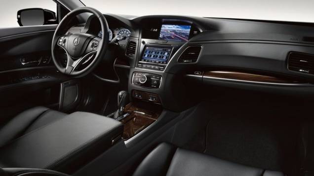 Por dentro, o RLX vem com painel de instrumentos em couro, com dois displays de série | <a href="%20https://preprod.quatrorodas.abril.com.br/saloes/los-angeles/2012/acura-rlx-2014-724795.shtml" rel="migration">Leia mais</a> Por dentro, o RLX vem com painel de instrumentos em couro, com dois displays de série | <a href="%20https://preprod.quatrorodas.abril.com.br/saloes/los-angeles/2012/acura-rlx-2014-724795.shtml" rel="migration">Leia mais</a>