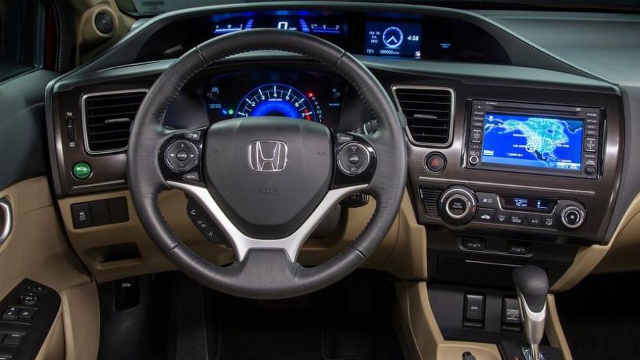 Atenção especial foi dada ao interior do Civic, muito criticado em sua atual versão | <a href="https://preprod.quatrorodas.abril.com.br/saloes/los-angeles/2012/honda-civic-2013-724902.shtml" rel="migration">Leia mais</a>