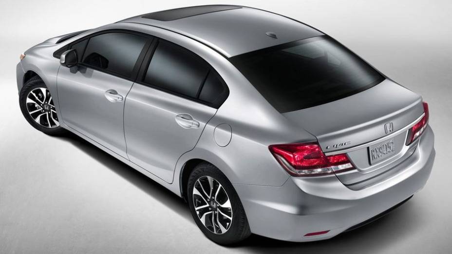 Quanto à motorização, a versão de entrada do Civic contará com motor 1.8 16V de quatro cilindros, que entrega 140 cavalos de potência | <a href="https://preprod.quatrorodas.abril.com.br/saloes/los-angeles/2012/honda-civic-2013-724902.shtml" rel="migration">Leia mais</a>