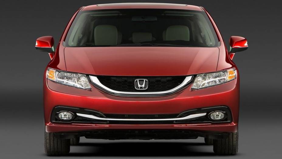 A versão de entrada do Civic (LX) 2013 chega às concessionárias custando US$ 160 a mais do que o atual modelo. O preço inicial, excluindo frete, é de US$ 18.165 | <a href="https://preprod.quatrorodas.abril.com.br/saloes/los-angeles/2012/honda-civic-2013-724902.sht" rel="migration"></a>