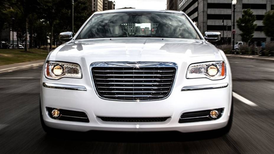 A Chrysler anunciou o lançamento de uma edição especial do 300C, a Motown | <a href="https://preprod.quatrorodas.abril.com.br/saloes/detroit/2013/chrysler-300c-motown-edition-730472.shtml" rel="migration">Leia mais</a>