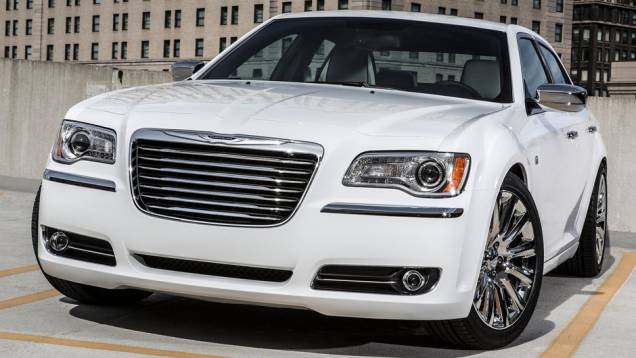 Em termos gerais, poucas novidades em relação ao 300C tradicional. | <a href="https://preprod.quatrorodas.abril.com.br/saloes/detroit/2013/chrysler-300c-motown-edition-730472.shtml" rel="migration">Leia mais</a> Em termos gerais, poucas novidades em relação ao 300C tradicional. | <a href="https://preprod.quatrorodas.abril.com.br/saloes/detroit/2013/chrysler-300c-motown-edition-730472.shtml" rel="migration">Leia mais</a>