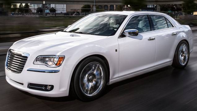 O sedã conta com rodas de alumínio de 20 polegadas | <a href="https://preprod.quatrorodas.abril.com.br/saloes/detroit/2013/chrysler-300c-motown-edition-730472.shtml" rel="migration">Leia mais</a> O sedã conta com rodas de alumínio de 20 polegadas | <a href="https://preprod.quatrorodas.abril.com.br/saloes/detroit/2013/chrysler-300c-motown-edition-730472.shtml" rel="migration">Leia mais</a>