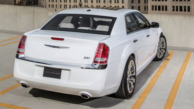 O Chrysler 300C Motown Edition chegará às concessionárias norte-americanas no segundo trimestre de 2013 | <a href="https://preprod.quatrorodas.abril.com.br/saloes/detroit/2013/chrysler-300c-motown-edition-730472.shtml" rel="migration">Leia mais</a> O Chrysler 300C Motown Edition chegará às concessionárias norte-americanas no segundo trimestre de 2013 | <a href="https://preprod.quatrorodas.abril.com.br/saloes/detroit/2013/chrysler-300c-motown-edition-730472.shtml" rel="migration">Leia mais</a>