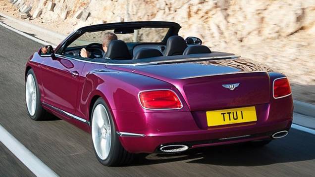 A velocidade máxima declarada é de 325 km/h | <a href="https://preprod.quatrorodas.abril.com.br/saloes/detroit/2013/bentley-continental-gt-speed-convertible-730392.shtml" rel="migration">Leia mais</a> A velocidade máxima declarada é de 325 km/h | <a href="https://preprod.quatrorodas.abril.com.br/saloes/detroit/2013/bentley-continental-gt-speed-convertible-730392.shtml" rel="migration">Leia mais</a>