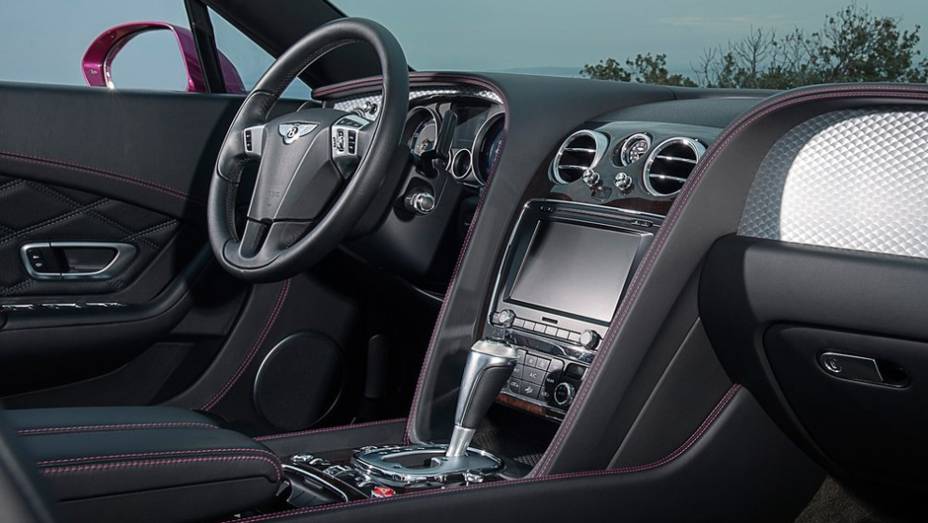 O conversível deve ser vendido por aproximadamente 164 mil libras esterlinas | <a href="https://preprod.quatrorodas.abril.com.br/saloes/detroit/2013/bentley-continental-gt-speed-convertible-730392.shtml" rel="migration">Leia mais</a>