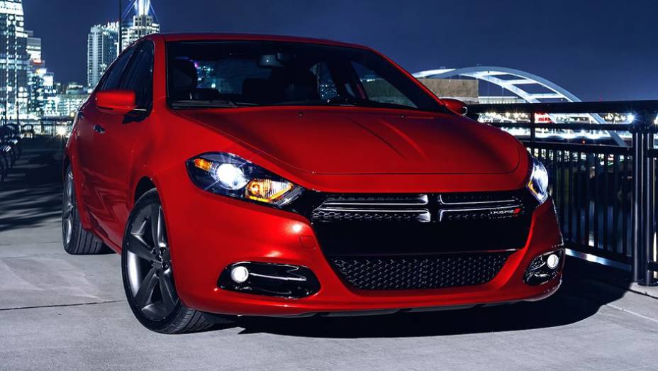 Sua grade pintada em preto &eacute; uma das diferen&ccedil;as em rela&ccedil;&atilde;o &agrave; vers&atilde;o Limited... | <a href="https://preprod.quatrorodas.abril.com.br/saloes/detroit/2013/dodge-dart-gt-730486.shtml" rel="migration">Leia mais</a>