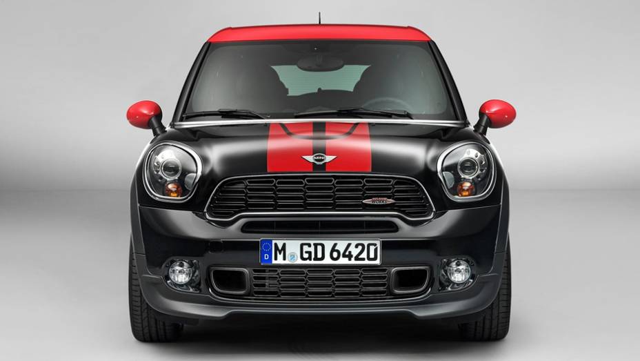 Visualmente, o Paceman JCW se diferencia pelas rodas de liga leve exclusivas e pelo kit aerodin&acirc;mico assinado pela John Cooper Works | <a href="https://preprod.quatrorodas.abril.com.br/saloes/detroit/2013/mini-paceman-jcw-730365.shtml" rel="migration">Leia mais</a>