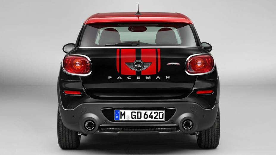 Ele &eacute; composto por spoilers dianteiro e traseiro, saias laterais e faixas decorativas. O interior tem detalhes em vermelho espalhados pelo painel | <a href="https://preprod.quatrorodas.abril.com.br/saloes/detroit/2013/mini-paceman-jcw-730365.shtml" rel="migration">Leia mais</a>
