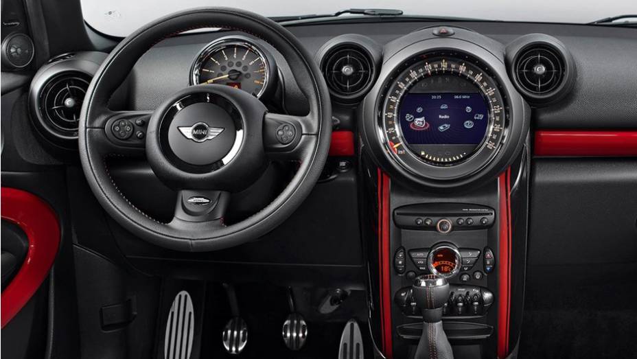 Vale lembrar que o Countryman John Cooper Works vai de 0 a 100 km/h em 7 segundos e chega aos 225 km/h | <a href="https://preprod.quatrorodas.abril.com.br/saloes/detroit/2013/mini-paceman-jcw-730365.shtml" rel="migration">Leia mais</a>