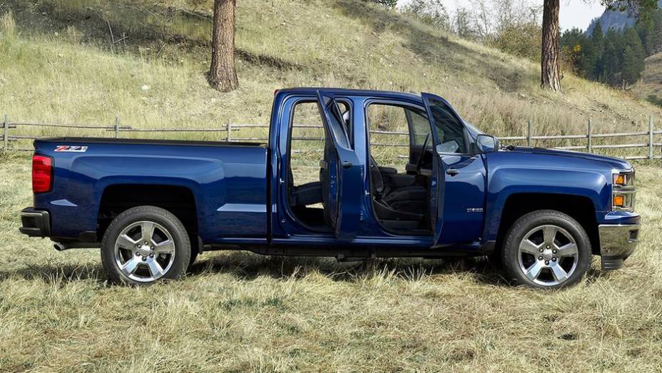 H&aacute; vers&otilde;es com cabine simples, estendida e dupla | <a href="https://preprod.quatrorodas.abril.com.br/saloes/detroit/2013/chevrolet-silverado-730372.shtml" rel="migration">Leia mais</a>