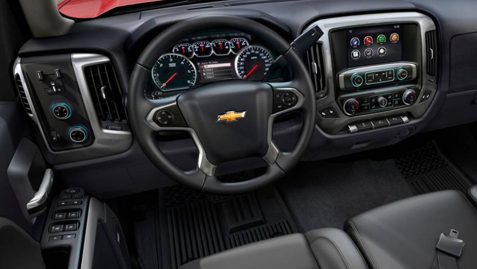 Bem equipada, ela traz freios ABS, sistema de alerta de colisão frontal e câmera de ré entre os itens de série | <a href="https://preprod.quatrorodas.abril.com.br/saloes/detroit/2013/chevrolet-silverado-730372.shtml" rel="migration">Leia mais</a>