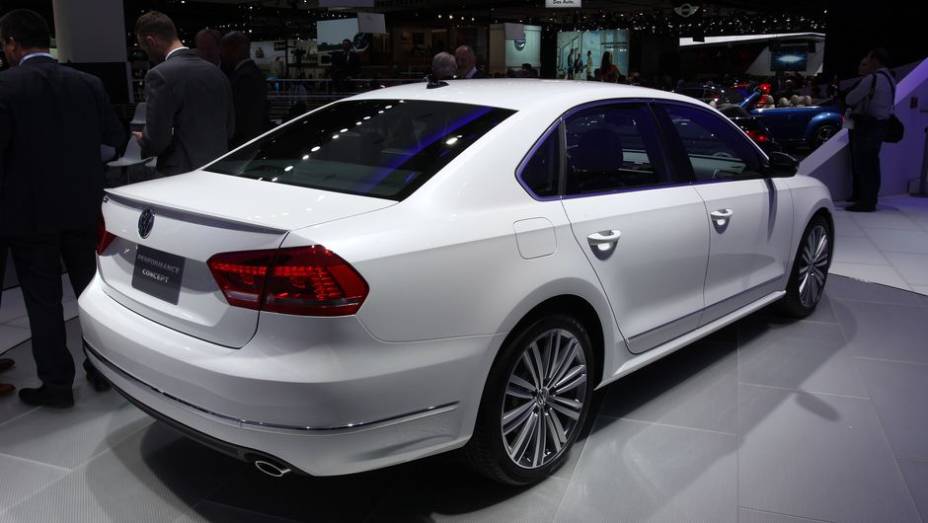 O sed&atilde; se destaca pelo motor 1.8 turbo, de 250 cavalos de pot&ecirc;ncia - a transmiss&atilde;o &eacute; autom&aacute;tica de seis marchas | <a href="%20https://preprod.quatrorodas.abril.com.br/saloes/detroit/2013/passat-performance-concept-731010.shtml" rel="migration">Leia mais</a>