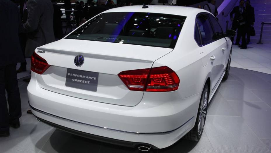 Na traseira, as lanternas são de LED e há cano duplo de escapamento | <a href="https://preprod.quatrorodas.abril.com.br/saloes/detroit/2013/passat-performance-concept-731010.shtml" rel="migration">Leia mais</a>