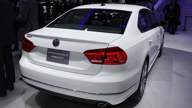 Na traseira, as lanternas são de LED e há cano duplo de escapamento | <a href="https://preprod.quatrorodas.abril.com.br/saloes/detroit/2013/passat-performance-concept-731010.shtml" rel="migration">Leia mais</a> Na traseira, as lanternas são de LED e há cano duplo de escapamento | <a href="https://preprod.quatrorodas.abril.com.br/saloes/detroit/2013/passat-performance-concept-731010.shtml" rel="migration">Leia mais</a>