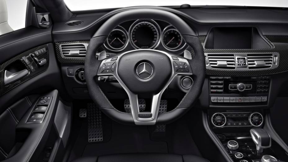 A transmissão que equipa o modelo é uma AMG SPEEDSHIFT de sete velocidades | <a href="https://preprod.quatrorodas.abril.com.br/saloes/detroit/2013/mercedes-benz-cls-63-amg-730585.shtml" rel="migration">Leia mais</a>