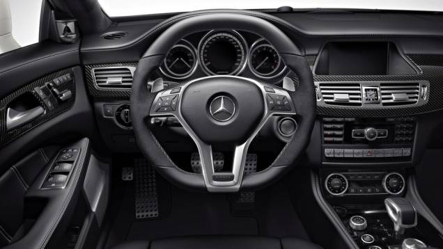 A transmissão que equipa o modelo é uma AMG SPEEDSHIFT de sete velocidades | <a href="https://preprod.quatrorodas.abril.com.br/saloes/detroit/2013/mercedes-benz-cls-63-amg-730585.shtml" rel="migration">Leia mais</a> A transmissão que equipa o modelo é uma AMG SPEEDSHIFT de sete velocidades | <a href="https://preprod.quatrorodas.abril.com.br/saloes/detroit/2013/mercedes-benz-cls-63-amg-730585.shtml" rel="migration">Leia mais</a>