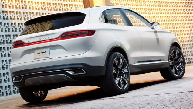 O crossover utiliza a mesma plataforma do Ford Escape | <a href="https://preprod.quatrorodas.abril.com.br/saloes/detroit/2013/lincoln-mkc-concept-730866.shtml" rel="migration">Leia mais</a> O crossover utiliza a mesma plataforma do Ford Escape | <a href="https://preprod.quatrorodas.abril.com.br/saloes/detroit/2013/lincoln-mkc-concept-730866.shtml" rel="migration">Leia mais</a>