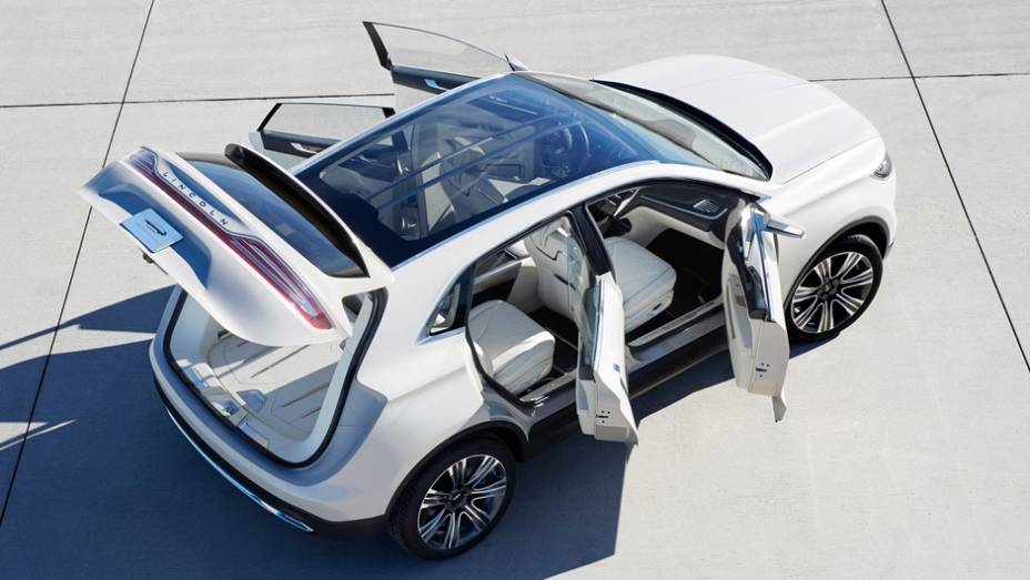 Destaque tamb&eacute;m para o teto solar panor&acirc;mico | <a href="https://preprod.quatrorodas.abril.com.br/saloes/detroit/2013/lincoln-mkc-concept-730866.shtml" rel="migration">Leia mais</a>